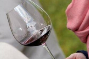 Che si ordini &ldquo;un vin au verre&rdquo; o &ldquo;un vino al bicchiere&rdquo; la tendenza &egrave; sempre quella: e la conferma che ora lo &ldquo;sbicchieramento&rdquo;, democratico ed economico, spopoli anche in Francia, secondo un&rsquo;inchiesta di Bettane & Desseauve, ne fa un trend assodato