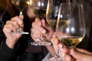 PER IL GENTIL SESSO IL VINO &Egrave; &ldquo;OUTDOOR&rdquo;, RITO DI CONVIVIALIT&Agrave; FUORI DALLE MURA DOMESTICHE. E PER GLI UOMINI? SONO PI&Ugrave; CASALINGHI E HANNO UN RAPPORTO QUOTIDIANO CON BACCO (IL 44% BEVE ALMENO UN BICCHIERE AL GIORNO). A DIRLO &Egrave; UN&rsquo;INDAGINE VINITALY