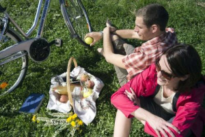 LA PASQUA DEGLI ITALIANI È “FAI DA TE”, LA PIÙ CASALINGA DEGLI ULTIMI DECENNI: 8 SU 10 PREPARERANNO A CASA PIATTI TRADIZIONALI, IL 24% NON COMPRERÀ UOVA DI CIOCCOLATO. SÌ, ALLA GITA FUORI PORTA. COSÌ COLDIRETTI. FOCUS - LA TRADIZIONE DEI SALUMI