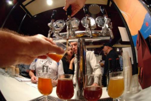 La birra artigianale ha la sua legge con via libera del Senato al Collegato Agricoltura, che definisce artigianale “la birra prodotta da piccoli birrifici indipendenti (fino a 200.000 ettolitri) e non sottoposta a pastorizzazione e microfiltrazione”