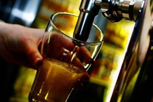 L’Inghilterra volta le spalle ad uno dei suoi simboli, la birra. Quello della pinta è un vero crollo di popolarità: solo il 12% degli uomini over 30 la scelgono come bevanda alcolica preferita, dietro a spirits (24%), vino (19%) e sidro (15%)