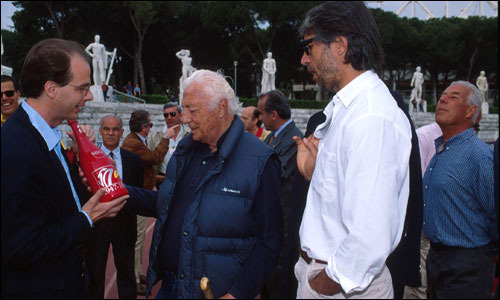 Gianluca Bisol, con l’esclusivo Magnum Cinquantesimo Ferrari, e l’avvocato Giovanni Agnelli