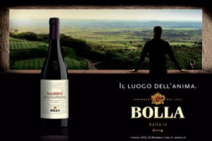 NON SOLO A COLPI DI GRANDI VINI E DI ETICHETTE: LA COMPETIZIONE ENOICA ORA SI GIOCA ANCHE SUL TERRENO DELLA VALORIZZAZIONE DEI TERRITORI CON ADVERTISING A TEMA. E VERONA, NEL PERIODO DI VINITALY, &Egrave; IL CAMPO DI GIOCO. E A PASQUA &ldquo;RISPONDE&rdquo; BOLLA (GIV)