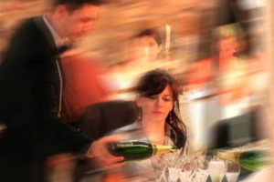 IN CALO IL CONSUMO DI VINO A TAVOLA, FLESSIONE FINO AL 30%. ADDIO AL DISTILLATO O AL SUPERALCOLICO. SONDAGGIO WINENEWS TRA I PRINCIPALI RISTORANTI ITALIANI IN SEGUITO ALL’ENTRATA IN VIGORE DELLA NUOVA LEGGE SUL CODICE DELLA STRADA