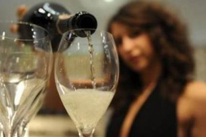 IL FENOMENO BOLLICINE IN USA &Egrave; ORMAI UNA REALT&Agrave;, E L&rsquo;ITALIA, CON PROSECCO E &ldquo;MOSCATO&rdquo; IN PRIMIS, LO STA CAVALCANDO MEGLIO DI TUTTI. I TOP BRAND? PER IMPACT DATABANK NEL 2012 SONO STATI MARTINI & ROSSI, MIONETTO, LA MARCA, LUNETTA, ZONIN E LUCCIO