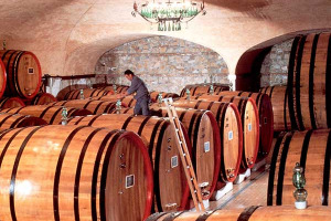 TENDENZE - COME TI RICICLO ANCHE NEL MONDO DEL VINO! DALLA LAMPADA REALIZZATA CON LA BOTTIGLIA DELLO CHAMPAGNE AL PARQUET DI LEGNO DI ROVERE DELLE BOTTI DEI GRANDI ROSSI TOSCANI