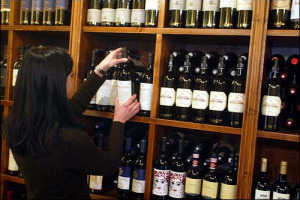 VINITALY 2007 - ANALISI ACNIELSEN: GDO SEMPRE PIU' PROTAGONISTA DELLE VENDITE DI VINO (70%), CRESCE SUGLI SCAFFALI L'OFFERTA DI BOTTIGLIE A DENOMINAZIONE E SE IL CHIANTI E' IL PIU' VENDUTO LA MAGGIORE CRESCITA LA SPUNTA IL BRUNELLO DI MONTALCINO