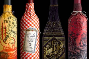 PER LA PRIMA VOLTA GLI USA ALLA GUIDA DEI MASTER OF WINE. MENTRE I FRANCESI TEMONO IL VIA LIBERA DELL&rsquo;UE ALL&rsquo;ARRIVO DI VINO DAGLI STATES CON LE MENZIONI &ldquo;CHATEAUX&rdquo; E &ldquo;CLOS&rdquo; IN ETICHETTA. E GLI AMERICANI SI INVENTANO LE &ldquo;BOTTIGLIE INCARTATE&rdquo;