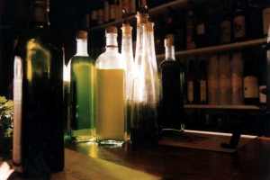 Arriva l’olio nuovo, +30% e qualità ottima. Italia secondo produttore mondiale, ma batte la Spagna in tipicità. Iniziata con anticipo di una settimana la raccolta delle olive (250 milioni di piante, 1,1 milioni di ettari, fatturato 2 miliardi euro)