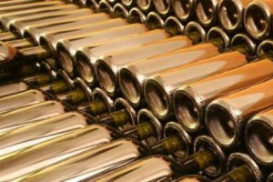 IL VINO RIMANE UN &ldquo;PICCOLO LUSSO&rdquo; QUOTIDIANO, PI&Ugrave; ECONOMICO DI TANTI ALTRI SFIZI CHE SEMBRANO A BUON MERCATO: BASTI PENSARE CHE UNA BUONA BOTTIGLIA SI COMPRA CON 10-15 EURO, MENTRE I CHEWINGUM SI PAGANO BEN 40 EURO AL CHILO. L&rsquo;ANALISI DI WINENEWS ...