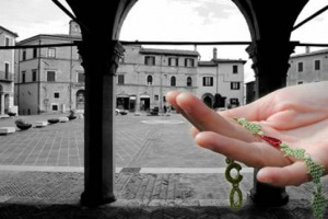PRIVATO & PUBBLICO UNITI PER RIDARE AL TERRITORIO UN PEZZO DI SUA MEMORIA STORICA: SUCCEDE A MONTEFALCO, CON &ldquo;#CAPRAI4LOVE&rdquo;. LA GRIFFE DEL SAGRANTINO E I &ldquo;BRACCIALETTINI&rdquo; CRUCIANI, CON IL COMUNE, PER RIPORTARE &ldquo;A CASA&rdquo; UNA LETTERA DI BENOZZO GOZZOLI