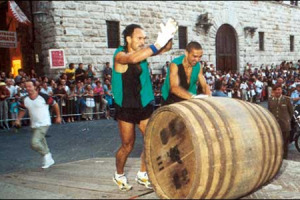 LA SFIDA ALL’ULTIMA BOTTE: IL 26 AGOSTO DI SCENA LO STORICO “BRAVIO” A MONTEPULCIANO, PATRIA DEL NOBILE