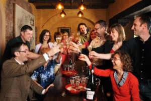 IL VINO E GLI ITALIANI, &ldquo;ISTRUZIONI PER L&rsquo;USO&rdquo;: DAI PROFILI DEI CONSUMATORI DI UN MERCATO ANCORA GRANDE MA SEMPRE PI&Ugrave; FRAMMENTATO NEL &ldquo;VINO FUTURI POSSIBILI&rdquo; DE &ldquo;IL SOLE 24 ORE&rdquo;, ALLE &ldquo;RICETTE&rdquo; DEI PRODUTTORI PER FERMARE IL CALO DEI CONSUMI