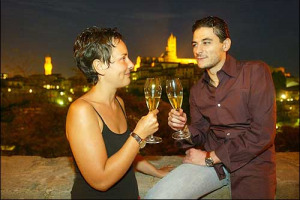 SONDAGGIO WINENEWS-FORUM DEGLI SPUMANTI D’ITALIA - DILAGA IL FENOMENO “BOLLICINE”: SCELTA PERFETTA ALL’ORA DELL’APERITIVO, MA PER GLI ENO-APPASSIONATI OGNI OCCASIONE E’ BUONA PER FAR “SALTARE” I TAPPI