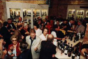 NOVELLO - IL PREZZO DI VENDITA E' UN PROBLEMA: PREZZI BASSI NEGLI IPERMERCATI, TANTE CANTINE NON CI STANNO. L'ALLARME PARTE DALLA PUGLIA