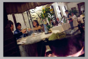 DA LUSSO DEL POSSESSO ALL&rsquo;ESPERIENZA: NON PI&Uacute; STATUS SYMBOL DA OSTENTARE, ORA LE GRANDI BOTTIGLIE SI CONDIVIDONO. IN TEMPO DI NEO-PAUPERISMO, APPASSIONATI TIRANO FUORI BOTTIGLIE (PRIMA CONSERVATE GELOSAMENTE), IN NOME DI UNA RITROVATA LEGGEREZZA