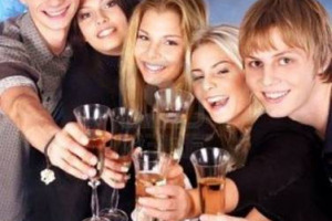 ITALIA PAESE ALL’AVANGUARDIA NEL CONSUMO RESPONSABILE DI BEVANDE ALCOLICHE: IL 76% DEGLI ITALIANI SCEGLIE DI BERE POCO, MA BENE, E SOLO IL 6% DEI CONSUMATORI ECCEDE. CAMBIO DI TENDENZA ANCHE TRA I GIOVANI. LO DICE UNA RICERCA DI FEDERVINI