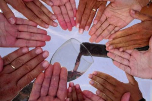 BRUNELLO MELTING POT: ALBANESI, INGLESI, AMERICANI, GIAPPONESI, ROMENI, TEDESCHI ... IL “MONTALCINO”, VANTO DELL’ENOLOGIA, VIENE PRODOTTO CON IL LAVORO DI STRANIERI IN ARRIVO DA 44 PAESI. L’ECCELLENZA DEL MADE IN ITALY VUOL DIRE INTEGRAZIONE RAZZIALE