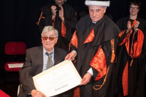 LA &ldquo;LEZIONE&rdquo; DEL DOTTOR BRUNO GIACOSA, CHE A 83 ANNI, TUTTI PASSATI TRA VIGNA E CANTINA, RICEVE LA PRIMA LAUREA HONORIS CAUSA DELL&rsquo;UNIVERSIT&Agrave; DI POLLENZO. &ldquo;IL PI&Ugrave; GRANDE DI TUTTI&rdquo; PER ANGELO GAJA, &ldquo;UN SIMBOLO DEL TERRITORIO&rdquo; SECONDO CARLO PETRINI