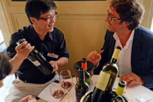 CINA & BACCO: ECCO IL DINGHONG FUND, IL PRIMO FONDO DI INVESTIMENTO PRIVATO SUL VINO AUTORIZZATO DA PECHINO. OBIETTIVO: RACCOGLIERE 156 MILIONI DI DOLLARI DA INVESTIRE IN BORDEAUX E BORGOGNA (VINTAGE ED EN-PRIMEUR) E GUADAGNARE ALMENO IL 15% ALL&rsquo;ANNO