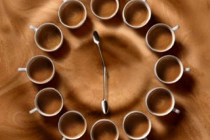 La bevanda nazionale degli italiani? Il caffè consumato dal 96% (18-65 anni) soprattutto uomini (amaro e puro, macchiato le donne), 2 tazzine in media al dì. Più a casa (89%) che al bar (78%). Il cult la moka al risveglio (58%). Così AstraRicerche