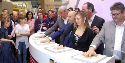 Il momento del calco delle mani dei produttori veneti