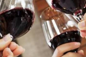 VINO & CONSUMI, USA &ldquo;OVER THE TOP&rdquo;: GLI STATES PRIMO PAESE CONSUMATORE AL MONDO. ITALIA SECONDA MA IN CALO. MA IL MONDO CRESCE DEL 6,2%, PER SUPERARE I 34 MILIARDI DI BOTTIGLIE NEL 2015. COS&Igrave; IL REPORT VINEXPO-INTERNATIONAL WINE & SPIRIT RESEARCH