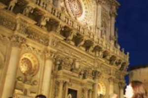 DAL TRENTINO ALLA SICILIA, DALLA PUGLIA ALLA TOSCANA, IL 10 AGOSTO E&rsquo; &ldquo;CALICI DI STELLE&rdquo;: NELLE CITTA&rsquo; DEL VINO E NELLE CANTINE MOVIMENTO TURISMO DEL VINO C&rsquo;E&rsquo; CHI CENA CON IL VIGNAIOLO E CHI VENDEMMIA DI NOTTE. FOCUS: GLI APPUNTAMENTI PIU&rsquo; CURIOSI