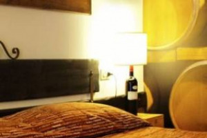 LETTO IN CANTINA? SOLO UN RICORDO: L&rsquo;ULTIMA TENDENZA SI CHIAMA &ldquo;CAMERACANTINA&rdquo;, CONCEPT ROOM DEDICATA AL MONDO DEL VINO DOVE TUTTO, DALLA &ldquo;SCRI-VINI-A&rdquo; ALLE &ldquo;WINE-LAMP&rdquo;, DAGLI &ldquo;ENO-COMODINI&rdquo; ALLE &ldquo;WINE-WALL&rdquo; DI BOTTI, RICORDA UNA VECCHIA CANTINA