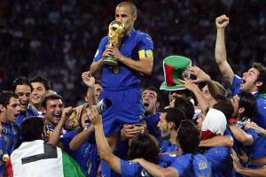NEL TRIONFO MONDIALE DEGLI AZZURRI BEN AUGURANTI ANALOGIE CON L’ETERNA BATTAGLIA FRA I VINI ITALIANI E I VINI FRANCESI: OGGI CAMPIONI DEL MONDO (DI CALCIO), DOMANI CAMPIONI DEL MONDO (DEL VINO)
