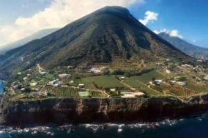 LA GRANDE RISTORAZIONE SI FA SEMPRE PI&Ugrave; LARGO NELLE STRUTTURE TURISTICHE DI ALTO LIVELLO: LO CHEF RICCARDO DI GIACINTO, GI&Agrave; STELLATO MICHELIN, AI FORNELLI DEL RISTORANTE DEL &ldquo;CAPOFARO MALVASIA & RESORT&rdquo; DI TASCA D&rsquo;ALMERITA