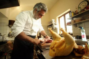 800.000 capponi, 500.000 tacchinelle e 500.000 faraone: secondo Unaitalia, saranno i protagonisti delle tavole italiane tra Natale e l’Epifania. Dalla Liguria alla Sicilia le ricette tradizionali. Focus: cappone “stellato” dello chef Francesco Apreda