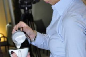 UN CAPPUCCINO FATTO AD ARTE? ECCO LA REGOLA DELLE “5 M” E IL SEGRETO DEL CAPPUCCINO PERFETTO È SVELATO, CON CHIARA BERGONZI, LA GIOVANE CAMPIONESSA ITALIANA DI LATTE ARTE, IN CATTEDRA A CARRARA