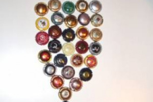 COLLEZIONE DI CAPSULE DA TUTTO IL MONDO, RARE BOTTIGLIE DEL PRIMO NOVECENTO, CAVATAPPI D&rsquo;ANTAN E OGGETTISTICA A TEMA PER LA PRIMA MOSTRA INTERNAZIONALE DELLE CAPSULE, IL 16 MARZO IN BERLUCCHI, A BORGONATO. FOCUS: CAPSULE DI CHAMPAGNE DIVENTANO BIJOUX