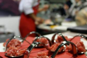 Istat: “timidi segni di ripresa” (+0,4% sul 2014 e +1,1% sul 2013) per i consumi degli italiani. Su il livello medio della spesa alimentare (+1,2%) e la spesa per servizi ricettivi e di ristorazione (+11%) E si ferma il calo di consumi di carne