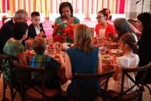LA PAUSA PRANZO È “SALUTARE”? COME PREMIO TUTTI A CENA DALLA “FIRST LADY” ALLA CASA BIANCA: MICHELLE OBAMA OFFRE UNA CENA DI STATO A 54 BAMBINI VINCITORI DELLA SFIDA “LUNCHTIME HEALTY” NELLA CAMPAGNA “LET’S MOVE” CONTRO L’OBESITÀ