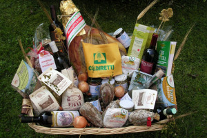 LA CRISI PICCHIA, MA GLI ITALIANI NON RINUNCIANO ALLA BUONA TAVOLA PER LE FESTE. E LE SPESE ALIMENTARI SONO LE UNICHE CHE TENGONO. A DIRLO LA COLDIRETTI. IL TIPICO CESTO DI PRODOTTI GASTRONOMICI IL REGALO PIÙ DESIDERATO