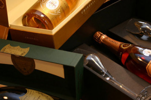 A TAVOLA PER LE FESTE INCOMBE UN RISCHIO: ATTENZIONE ALLO “STAPPO” MALDESTRO! I CONSIGLI PER EVITARE CATTIVE SORPRESE DA UNA BOTTIGLIA DI BOLLICINE, MA …