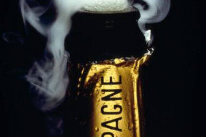 LA VOGLIA DI CHAMPAGNE NEL MONDO NON CONOSCE CRISI: NEL 2011 L&rsquo;EXPORT CRESCIUTO DEL 7% IN VALORE, PER 4,4 MILIARDI DI EURO E 323 MILIONI DI BOTTIGLIE. USA PRIMA MERCATO, MA CRESCONO ANCHE EUROPA E ASIA ... ARRIVA LA GUIDA DELLO CHAMPAGNE BY LUPETTI