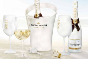 VINO, CONSUMI E CURIOSIT&Agrave; DAL MONDO: IN GRAN BRETAGNA, IL VINO ITALIANO SUPERA FRANCIA E USA GRAZIE AL &ldquo;PINOT GRIGIO EFFECT&rdquo; E AL PROSECCO; IN FRANCIA, 1 BOTTIGLIA SU 4 APERTA NEL 2010 &Egrave; ROS&Egrave;. E MO&Euml;T & CHANDON LANCIA LO CHAMPAGNE DA BERE CON GHIACCIO