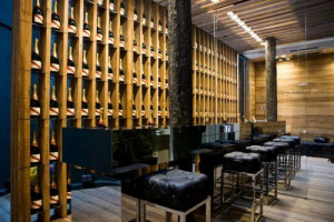 PORTAFORTUNA UFFICIALE NEI BACKSTAGE DEL PRE-SFILATA LO CHAMPAGNE DIVENTA UN RITO ANCHE NELLE BOUTIQUE D’ALTA MODA: NASCE A MILANO, NEL QUADRILATERO DELLA MODA, LA PRIMA CHAMPAGNERIE G.H MUMM NEL CUORE DEL NUOVO SPAZIO DSQUARED2