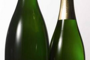 DAL PODIO DELL&rsquo;INCANTO ALLA &ldquo;CAVE DE CHAMPAGNE&rdquo;: LA CELEBRE CASA D&rsquo;ASTE INGLESE SOTHEBY&rsquo;S PASSA DALL&rsquo;ALTRA PARTE DELLA BARRICATA, E METTE IN COMMERCIO LE SUE BOLLICINE FRANCESI &ldquo;PRIVATE LABEL&rdquo;. A PRODURLE LA CELEBRE MAISON &ldquo;R&L LEGRAS&rdquo;