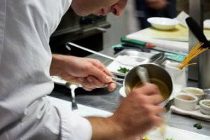 LA RISTORAZIONE NON ESCE DALLA CRISI: NEL 2012 HANNO CHIUSO 10.000 LOCALI, ED IL TREND 2013 NON MIGLIORA. CRESCE, INVECE, IL NUMERO DI BAR E RISTORANTI GESTITI DA IMPRENDITORI STRANIERI, A QUOTA 40.000 COME RACCONTANO I NUMERI FIPE - CONFCOMMERCIO