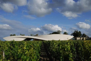 UNA VELA DI CEMENTO TRA I VIGENTI DI CH&Acirc;TEAU CHEVAL BLANC: ECCO L&rsquo;OPERA CHE L&rsquo;ARCHITETTO FRANCESE CHRISTIAN DE PORTZAMPARC HA REALIZZATO PER AMPLIARE LA CELEBRE CANTINA DI BORDEAUX. CREANDO UN &ldquo;ATELIER&rdquo; DEL VINO DA 5.500 METRI QUADRATI