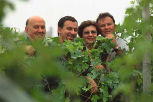 UNO “SCRIGNODIVITE” PER CUSTODIRE “SEMIDIVITE”: DALLA GRIFFE PIEMONTESE CHIARLO UN LIBRO E UN COFANETTO A CELEBRARE IL RAPPORTO TRA VINO E ARTE. “IL SEGNO DEI FILARI ARANCIONI” RACCONTA L’AMICIZIA TRA MICHELE CHIARLO E IL PITTORE GIAN CARLO FERRARIS