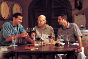 E' MORTO IERI ERNEST GALLO, IL RE DEL VINO CALIFORNIANO (1600 ETTARI DI VIGNETO, 200 MILIONI DI BOTTIGLIE, 1.500 MILIONI DI DOLLARI DI FATTURATO) E UNO DEGLI UOMINI PIU' RICCHI D'AMERICA (INSERITO NELLA LISTA DEI 400 PAPERONI DELLA RIVISTA FORBES)