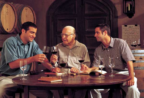 Ernest Gallo, al centro, insieme ai nipoti, Joe e Chris Gallo