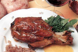 E QUESTO NATALE SI MANGIA ALL&#146;ANTICA: LA TENDENZA DELLE FESTE 2004 VEDE IL RITORNO DEI PIATTI POVERI E GUSTOSI DELLA TRADIZIONE. ECCO UN MENU ISPIRATO ALLA CUCINA CONTADINA IN TOSCANA
