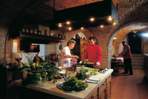 Tra una norma - forse fin troppo restrittiva - e le nuove frontiere della sharing economy, ecco spuntare nuove forme di tutela della tradizione e disintermediazione dell’economia. Come le “Cesarine”, pioniere e pionieri dell’home food tourism