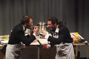 METTI IN SCENA VINO & CIBO: LA COMPAGNIA DEL TEATRO DELLE FORME, IN PIEMONTE, CREA UN NUOVO GENERE, IL “TEATRO DELL’ENOGASTRONOMIA” ... TRA MUSICA, CANTI, DIALOGHI E BRINDISI, ATTORI DISCUTONO SUL PALCO DI UN VINO E DI PIATTO, CHE CUCINANO DAVVERO